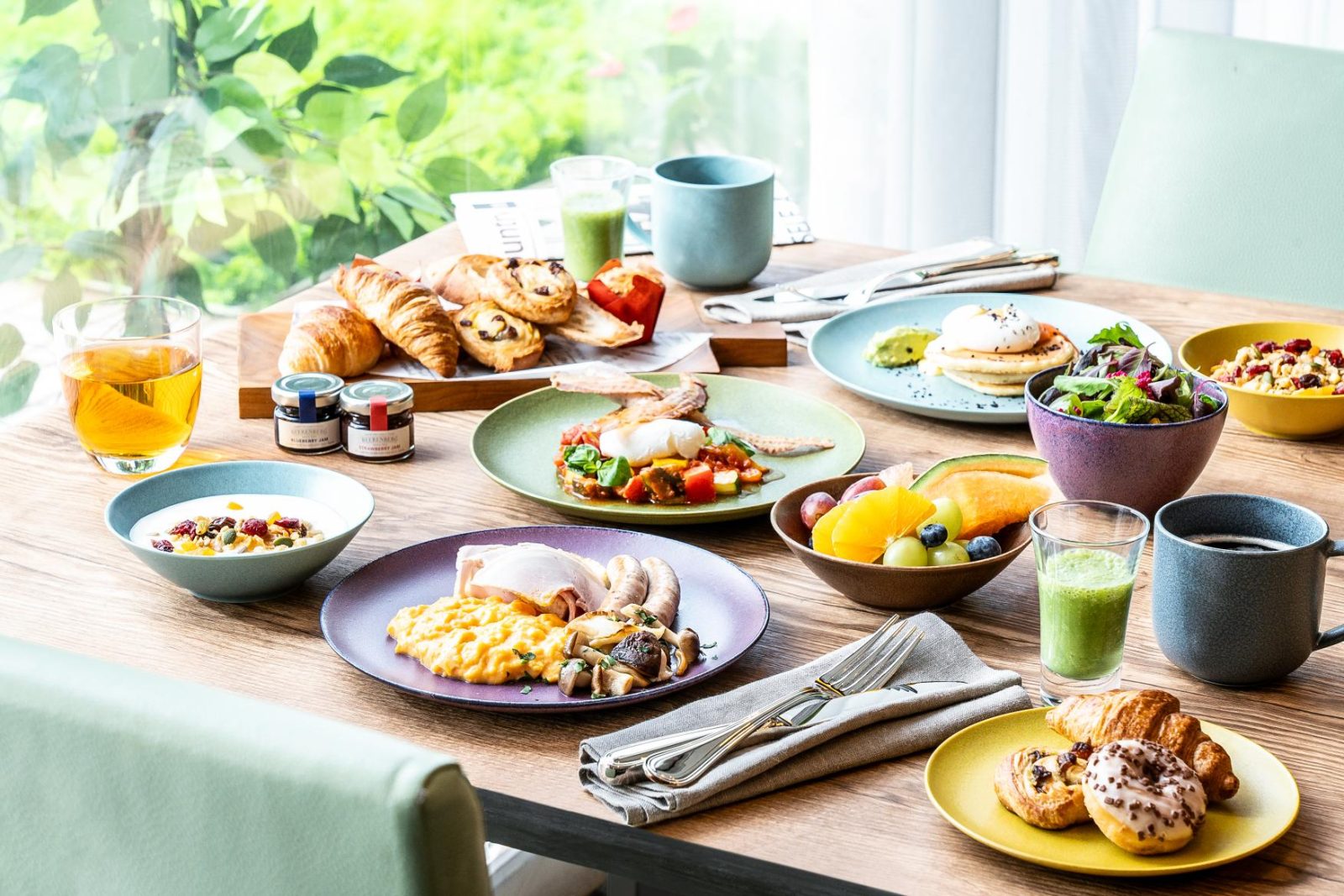 朝食にぴったりなローカルフードと、洋食・和食の豊富な素材を活かした料理を味わう朝のひとときを。